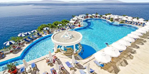 Luksusowy basen z widokiem na morze, idealne miejsce na relaks w stylu Korumar Deluxe.