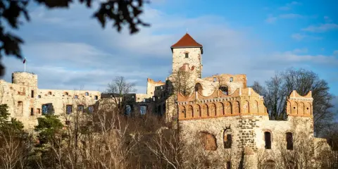 Ruiny zamku na wzgórzu, z wieżą i murami. Ile jest zamków w Polsce? Tysiące!