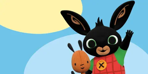 Bing i jego przyjaciel Flop, uśmiechnięte bing postacie, machają na tle błękitnego nieba i żółtego słońca.
