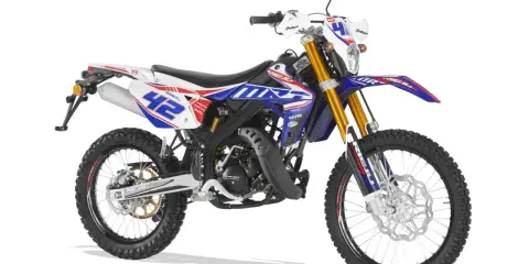 Motocykl enduro z numerem 42, gotowy na przygodę. Czy enduro można jeździć po ulicy? Ten model wygląda na wszechstronny.