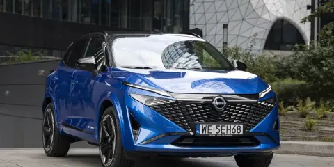 Niebieski Nissan Qashqai z czarnym dachem, nowoczesny design. Sprawdź atrakcyjną nissan qashqai cena.