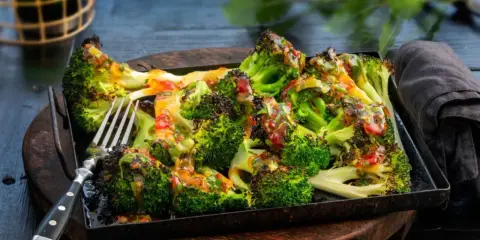 Ugnsrostad broccoli med en härlig dressing. Perfekt som tillbehör eller en lätt måltid.