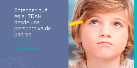 Un niño mira hacia arriba pensativo, con un lápiz cerca de su frente. El texto indica "Entender qué es el TDAH desde una perspectiva de padres", sugiriendo cómo diagnosticar TDAH.