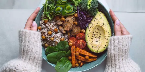 Bunte Bowl mit Quinoa, Avocado, Süßkartoffeln, Pilzen und Gemüse. Perfekt für gesunde, vegane Rezepte zum Abnehmen.