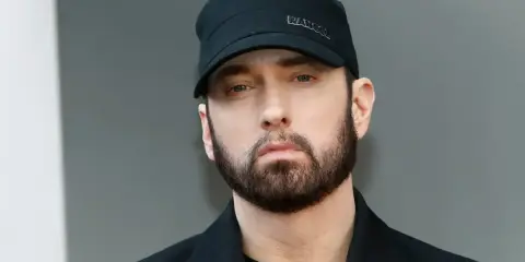Eminem, znany z Detroit, w czapce Kangol.