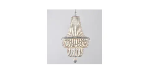 Elegancka lampa wisząca, której klosz tworzą białe koraliki ułożone w dwa poziomy.