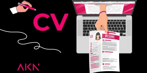 Ręka pisze CV na laptopie. Proces tworzenia idealnego CV.