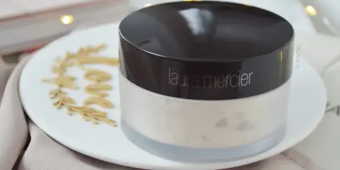 Laura Mercier Glow: Czy ten luksusowy puder jest wart swojej ceny?