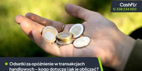 Dłoń trzyma monety euro. Tekst informuje o odsetkach za opóźnienie w transakcjach handlowych.