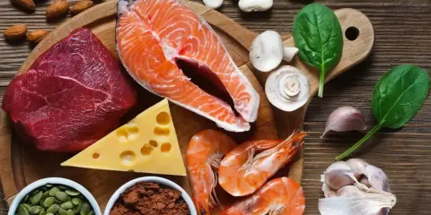 Mięso, łosoś, krewetki, ser, szpinak, migdały, fasola, kakao, grzyby i czosnek – bogactwo składników odżywczych, w tym **selen i cynk**.