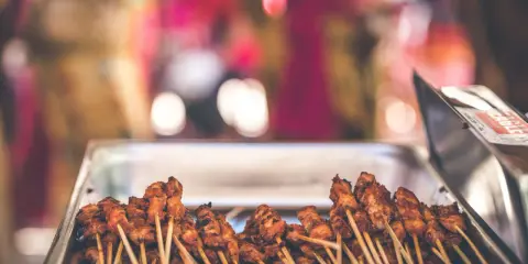 Brochettes de poulet grillé, parfaites pour un barbecue pour 20 personnes.