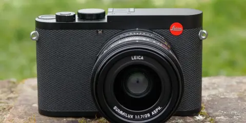 Leica Q2, un gioiello di design e tecnologia. Il suo prezzo riflette la qualità eccezionale.