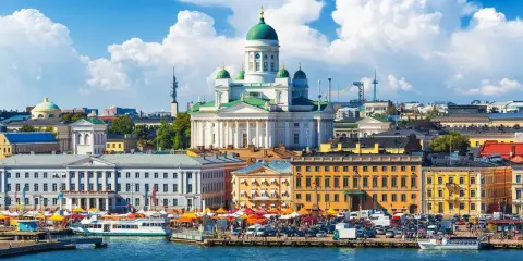 Helsinki atrakcje: Katedra Uspieńska i tętniący życiem targ nad wodą.