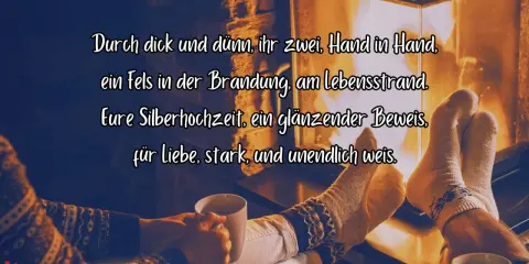 Gemütliche Füße am Kamin, ein Beweis für 25 Jahre Liebe. Perfekt für silberhochzeit witze, die das Herz erwärmen.