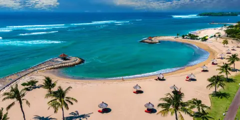 Idealne wakacje na Bali: piaszczysta plaża, turkusowe morze, palmy i zaciszne altanki. Raj dla każdego!