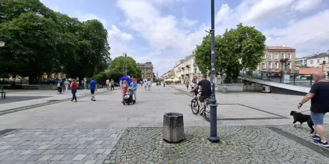 Spacer po centrum Radomia, gdzie widać ludzi spacerujących, jeżdżących na rowerze i z psem. Ile ludzi mieszka w Radomiu? Tyle, ilu widać na tym zdjęciu i znacznie więcej!