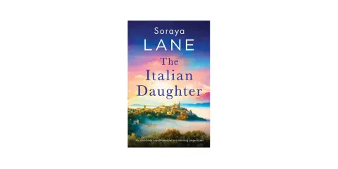 Okładka książki "The Italian Daughter" Sorayi Lane. Wzgórze z miasteczkiem we mgle, nad którym rozciąga się barwne niebo.