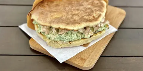 Pyszna bułka z zielonym farszem i kawałkami mięsa. Idealne dobre jedzenie Sanok na szybki lunch.