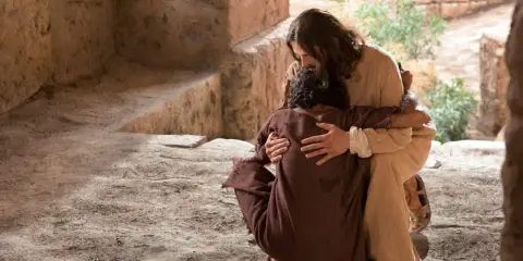 Jezus obejmuje skruszonego człowieka, oferując mu pocieszenie i przebaczenie. To obraz modlitwy za grzechy i nadziei na odkupienie.