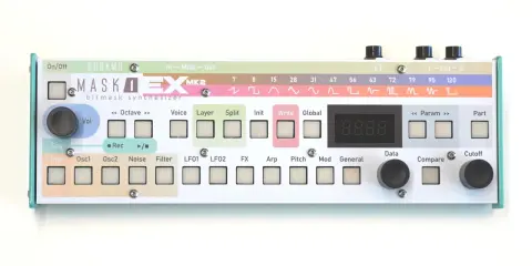 Le KODAMO MASK1 EX MK2, un synthétiseur bitmask, avec son clavier de boutons et ses potentiomètres.