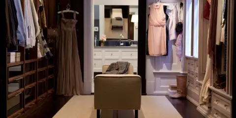 El vestidor de Carrie Bradshaw, lleno de vestidos elegantes y zapatos de diseñador.