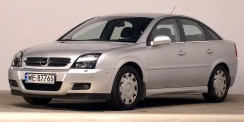 Srebrny Opel Vectra C GTS z polskimi tablicami WE 87765, zaparkowany na betonowym podłożu.