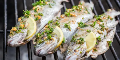 Pstrągi na grillu, przyprawione ziołami i cytryną. Idealna ryba na grilla, która zachwyci smakiem.