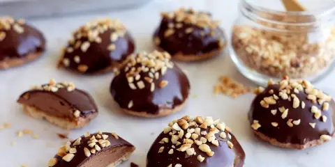 Små chokladöverdragna biskvier med hackade nötter, redo att avnjutas. Ett härligt biskvier recept för fikat.