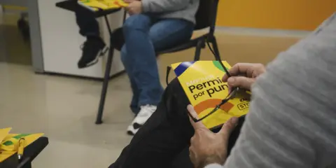 Persona revisa manual "Permiso por puntos" para recuperar puntos carnet online.