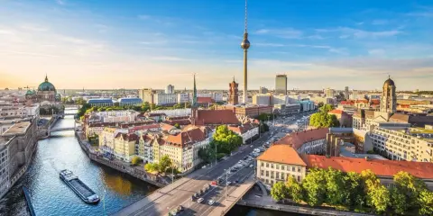 Vy över Berlin med floden Spree, TV-tornet och Berliner Dom. En perfekt vy över några av Berlins måsten.