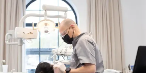Znieczulenie u dentysty: Ile trwa, co wpływa i jak przyspieszyć?