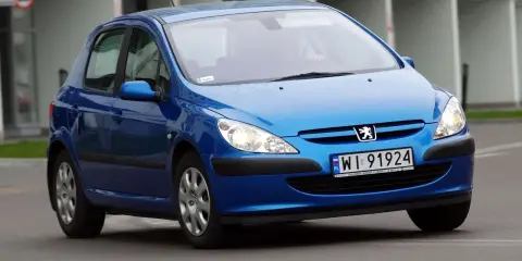 Niebieski Peugeot 307 1.6 benzyna w ruchu miejskim.