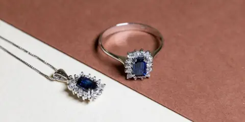 Anello e ciondolo con zaffiro blu, simbolo di saggezza e nobiltà.