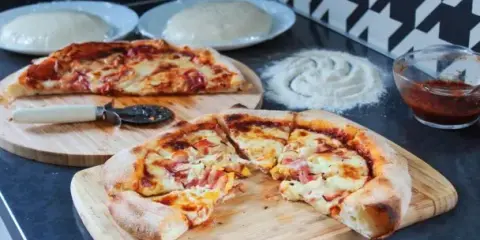 Miękkie ciasto na pizzę: Pożegnaj twardy spód na zawsze!
