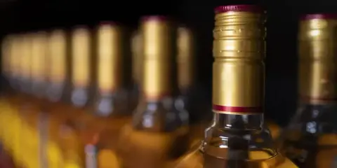 Rząd butelek z alkoholem, idealny do sprawdzenia, ile alkoholu można wwieźć do Turcji.