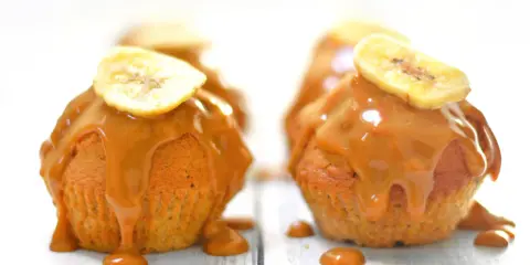 Délicieux muffin banane caramel, nappé de sauce onctueuse et garni d'une tranche de banane séchée.
