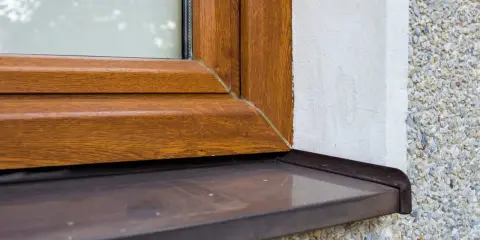 Drewniany parapet zewnętrzny okna, gotowy do renowacji. Zobacz, jak odnowić parapet zewnętrzny, by wyglądał jak nowy.