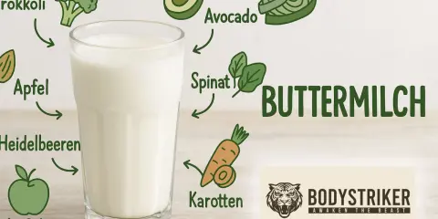 Ein Glas Buttermilch, umgeben von Illustrationen gesunder Lebensmittel wie Brokkoli, Avocado, Spinat, Karotten, Äpfeln und Heidelbeeren. Die Buttermilch ist nicht klumpig.