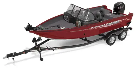 Bateau de pêche rouge Tracker sur remorque. C'est quoi un tracker ? C'est ce bateau prêt pour l'aventure !