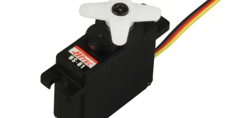 Kleiner schwarzer Servomotor Hitec HS-81 mit weißem Propeller und Kabeln.