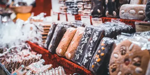Słodkie wypieki, pierniczki i czekoladowe przysmaki – idealne, by dowiedzieć się, co przywieźć z Austrii.