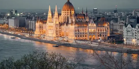 Wspaniały Parlament w Budapeszcie, oświetlony nocą, to obowiązkowy punkt, co warto zobaczyć w Budapeszcie.