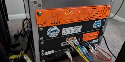 Un serveur maison avec plusieurs ports Ethernet, dont un 10 Gb/s, et des étiquettes personnalisées.