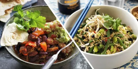 Två skålar med billig mat: en med bönchili och guacamole, den andra med ris och grönsaker.