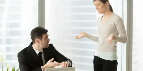 Mężczyzna w garniturze pokazuje na zegarek, kobieta gestykuluje. Czy to wezwanie do sądu a praca?