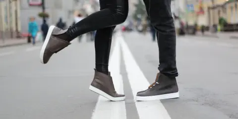 Para, gdy buty farbują od środka, co zrobić? Stylowe brązowe trampki na ulicy.