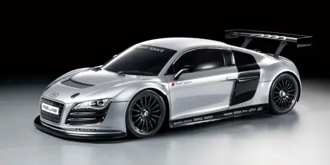 Silberner Audi R8 LMS mit schwarzem Heckflügel. Die Karosserie lackieren war hier eine Kunst, um diesen Rennwagen perfekt in Szene zu setzen.
