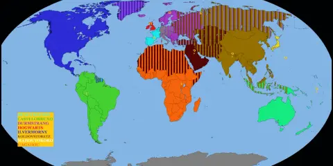 Mapa świata z zaznaczonymi regionami szkół w Harrym Potterze: Ilvermorny w Ameryce Północnej, Hogwarts w Europie, Castelobruxo w Ameryce Południowej.