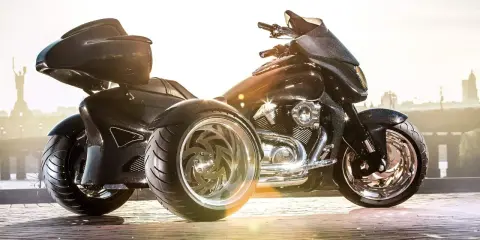 Czarny, lśniący motocykl trójkołowy na kat B. Z imponującymi felgami i sportowym wyglądem, gotowy na podbój dróg.