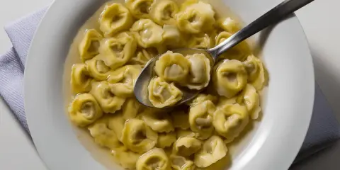 Tortellini in brodo, un classico da provare se ti chiedi cosa mangiare a Ravenna. Un piatto caldo e confortante.